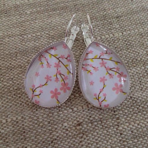 Boucles d'oreilles cabochons gouttes -dormeuses - fleurs de cerisier - japonais - rose pastel