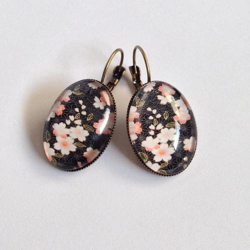 Boucles d'oreilles dormeuses cabochons ovales - fleurs japonaises - japonisant - fleurs de cerisiers