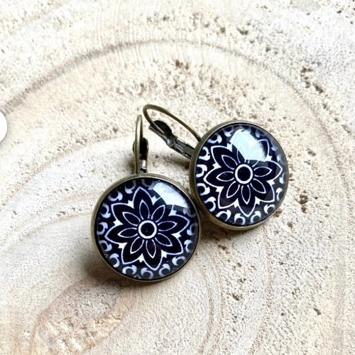 Boucles d'oreilles fantaisies cabochons dormeuses - mandala - rosace - noir et blanc
