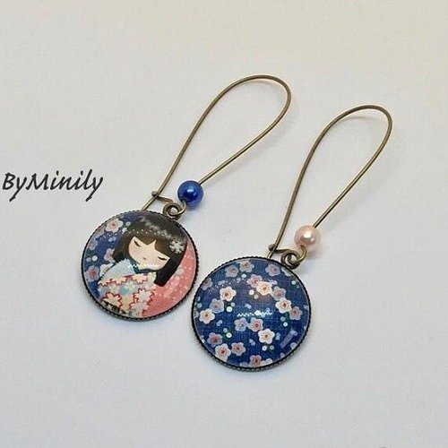 Boucles d'oreilles cabochons fantaisies - pendantes - grandes dormeuses - kokeshi- japonais - fleurs de cerisier - asymétrique