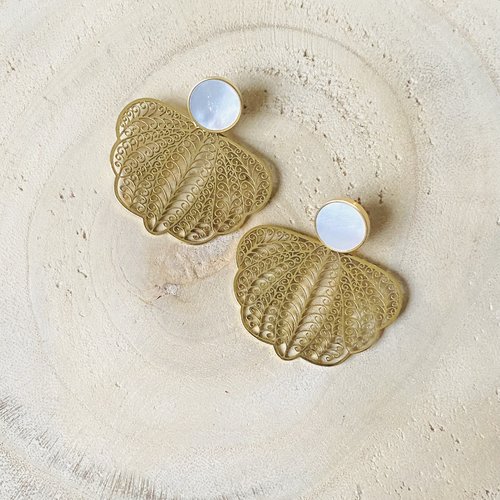 Boucles d’oreilles dorées papillon, nacré, boucles d’oreilles mariage, cérémonie, pendantes papillon