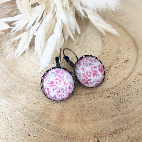 Boucles d'oreilles cabochons dormeuses, bords dentelés, rose, fleurs, romantique, vintage
