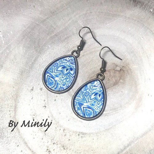 Boucles d’oreilles pendantes gouttes cabochon en verre, boucles d’oreilles bleues, paisley, fleurs, by minily, bleu