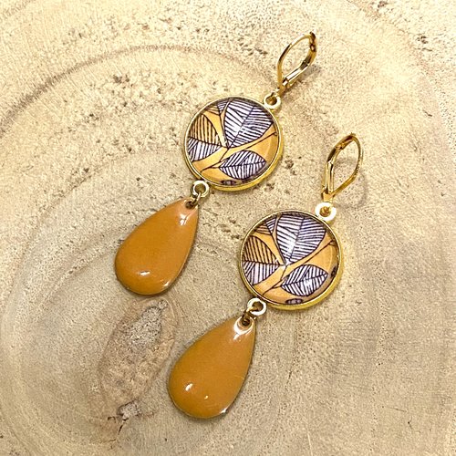 Boucles d'oreille cabochons pendantes sequins émaillés jaune moutarde, fleurs