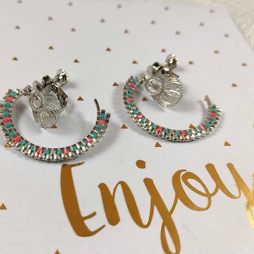 Boucles d'oreilles clips plume de paon, créoles argentées et perles miyuki