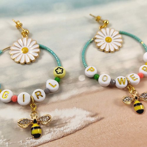 Boucles d'oreilles girl power, créoles à message avec lettres