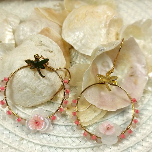 Boucles d'oreilles créoles rose libellule et nacre