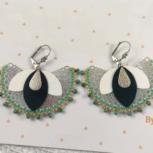 Boucles d'oreilles cuir et perles, ton vert