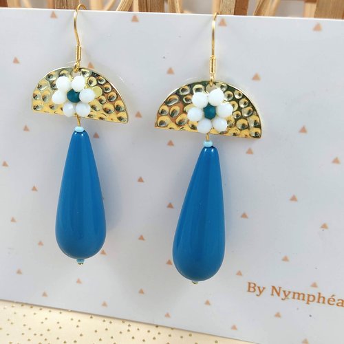 Boucles d'oreilles gouttes bleues et fleur blanche en perle