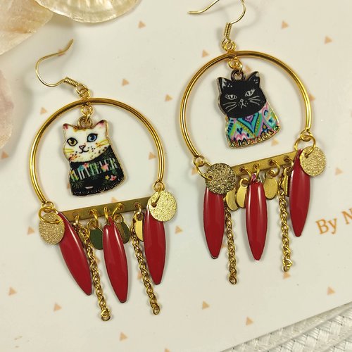 Boucles d'oreilles chat dépareillées, sequins rouges et pailleté doré