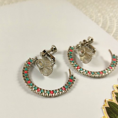 Boucles d'oreilles clips plume de paon, créoles argentées et perles miyuki