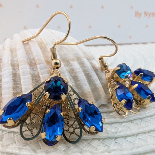 Boucles d’oreilles pendantes vintage dorées avec cristaux bleus saphir – bijoux élégants faits main