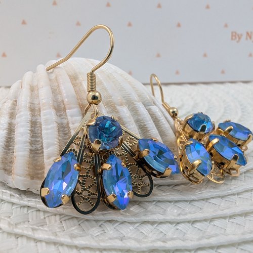Boucles d’oreilles pendantes vintage dorées avec cristaux bleus clair– bijoux élégants faits main