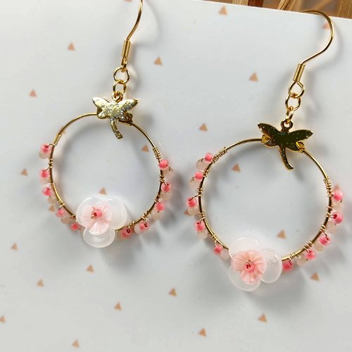 Boucles d'oreilles créoles rose libellule et nacre