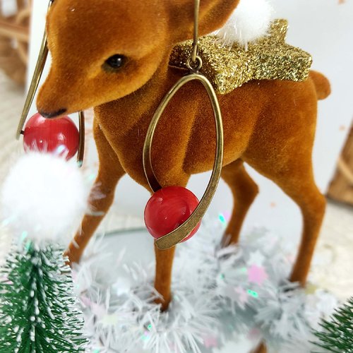 Boucles d'oreilles anneaux tordus avec perles rouges