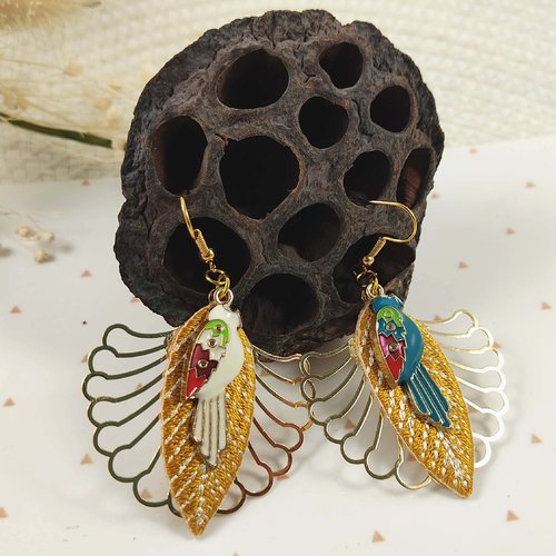 Boucles d'oreilles doré dépareillés, perroquet