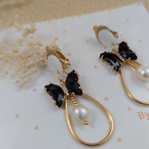 Boucles d'oreilles clips naïs, papillon noir et nacre