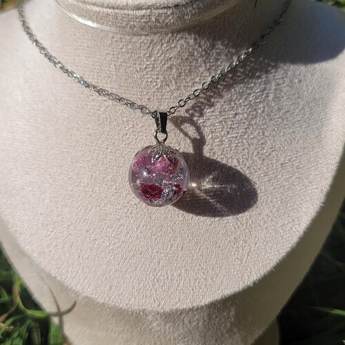 Collier en résine et fleurs séchées fait main pétale éternelle idee cadeau joli cadeau inspirée de la nature modèle unique