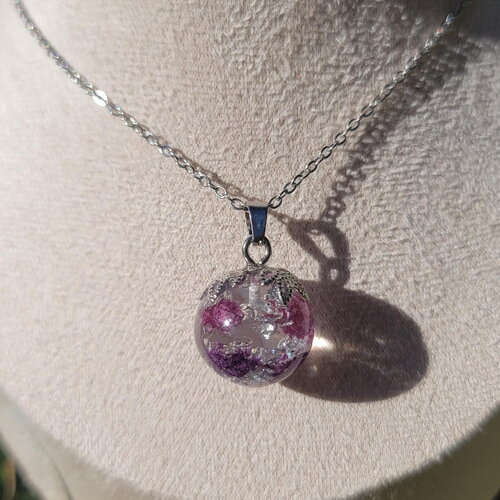 Collier en résine et fleurs séchées fait main pétale éternelle idee cadeau joli cadeau inspirée de la nature modèle unique