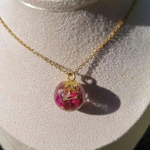 Collier en résine et fleurs séchées fait main pétale rose éternelle idee cadeau joli cadeau inspirée de la nature modèle unique