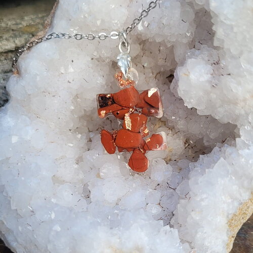 Pendentif &quot; serenite &quot;en jaspe rouge arbre de vie forme puzzle fait main idee cadeau feuille d or