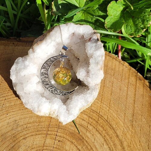 Collier lune en péridot arbre de vie fait main orgonite idee cadeau original