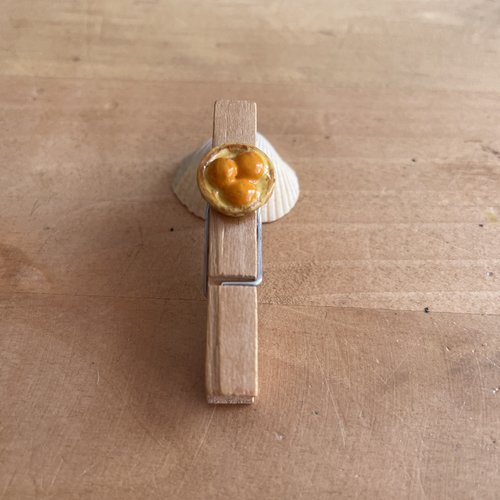 Petite pince à linge en bois décoration tarte
