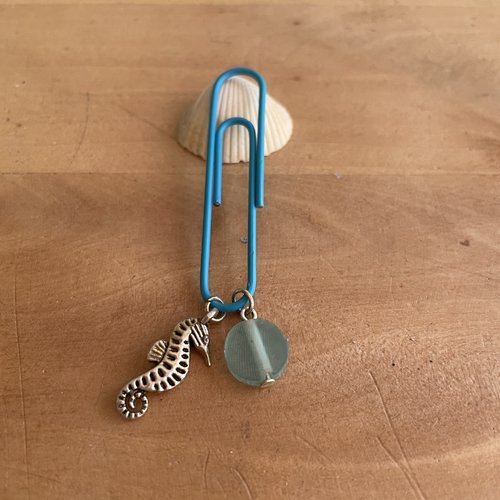 Trombone papeterie breloque hippocampe et perle bleue
