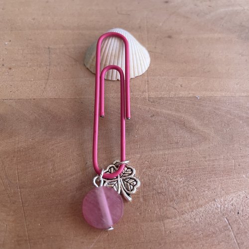 Trombone papeterie breloque trèfle et perle rose