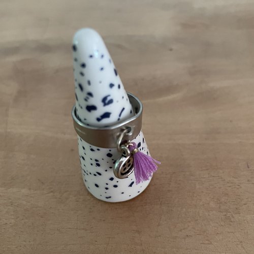 Bague réglable breloque bouton et pompon