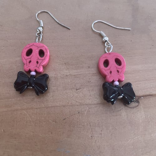 Boucles d’oreilles têtes de mort et noeud