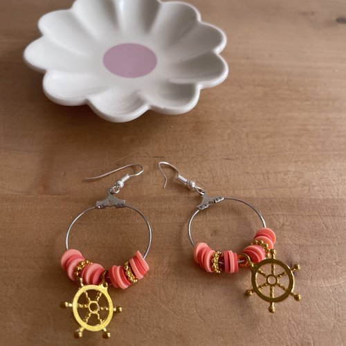 Boucles d’oreilles perles heishi orangées et perles dorées