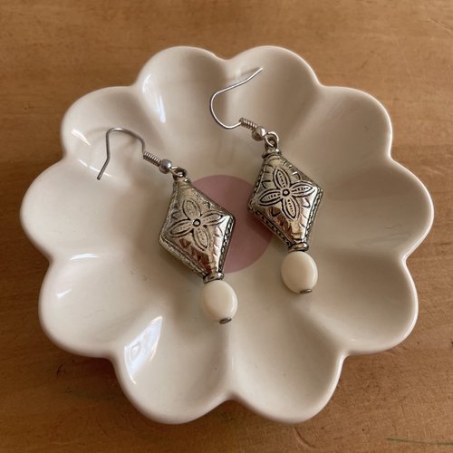 Boucles d’oreilles perles argentées et blanches