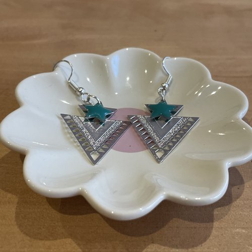 Boucles d’oreilles breloques formes géométriques et étoiles