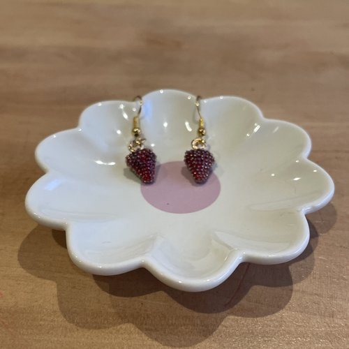 Boucles d’oreilles dorées et fraises