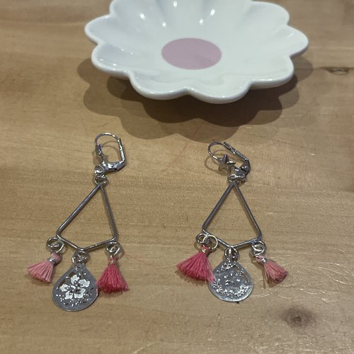 Boucles d’oreilles pompons roses et pampilles