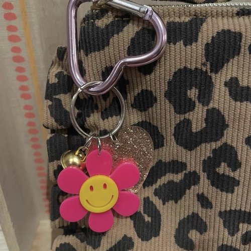 Porte-clé mousqueton cœur breloque grigri fleur smiley