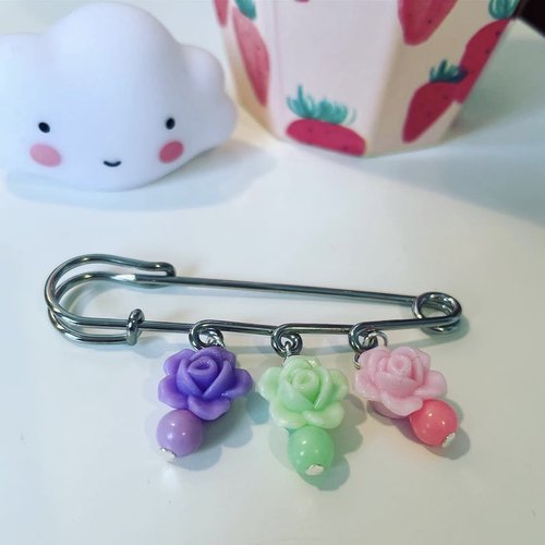 Broche fleurs plastique