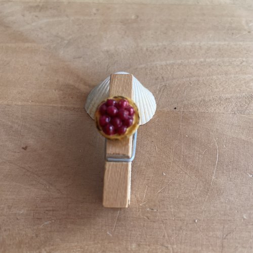 Petite pince à linge décoration tarte aux fruits rouge