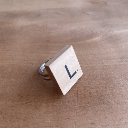 Bague réglable lettre en bois l