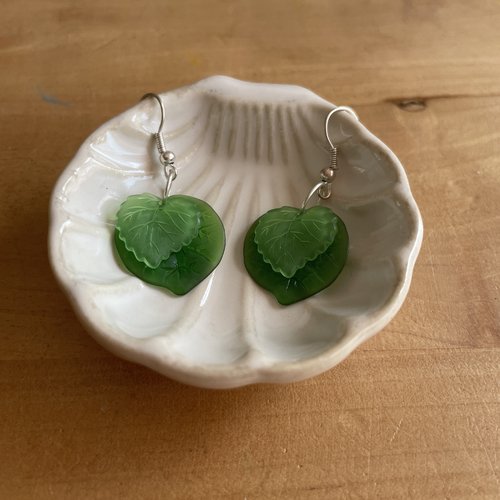 Boucles d’oreilles feuilles vertes en plastique
