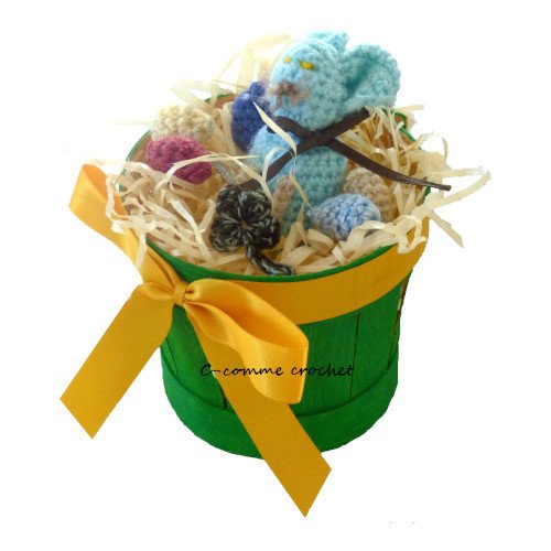 Un Panier Garni D Un Lapin Bleu Au Crochet Et De Petits œufs Pour Paques Un Grand Marche