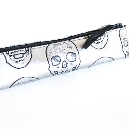 Trousse brosse à dents et dentifrice simili têtes de mort argentées