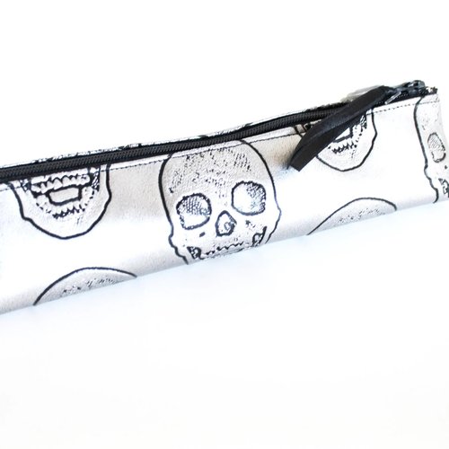 Trousse brosse à dents et dentifrice simili têtes de mort argentées