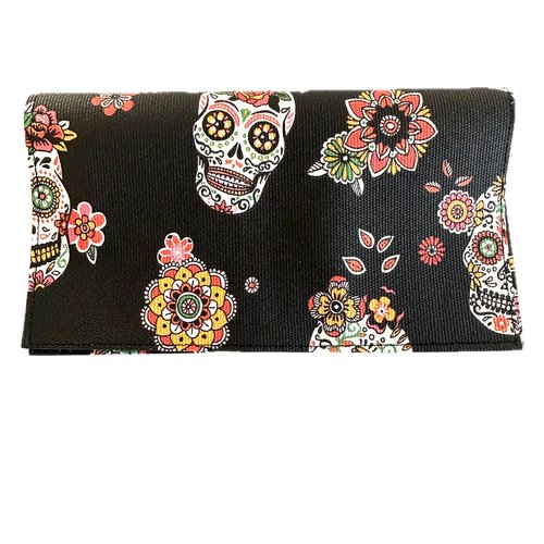 Porte chéquier têtes de mort et fleurs en simili cuir
