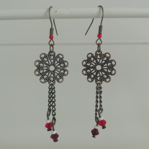 Boucles d'oreilles bronzes pendantes filigranes chaine avec perles rouges et blanches
