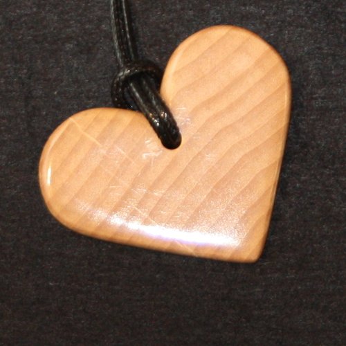 Pendentif coeur en bois de hêtre vernis