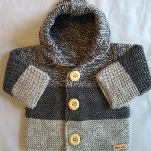 Gilet ,veste à capuche bébé , 3/6 mois couleur gris dégradé  tricoté à la main , 100% acrylique certifié oekotex