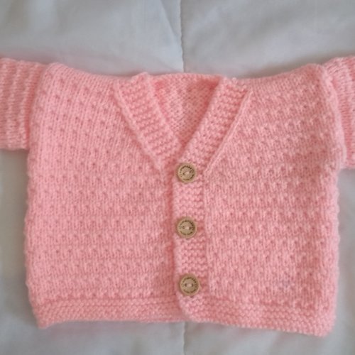 Gilet rose naissance / 1 mois  , laine 100% acrylique, tricoté à la main, cadeau naissance ou anniversaire