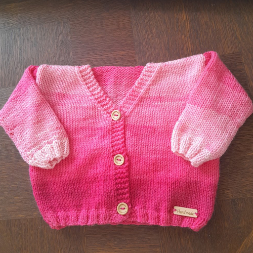 Gilet 3 mois , laine dégradé rose , acrylique , tricoté à la main